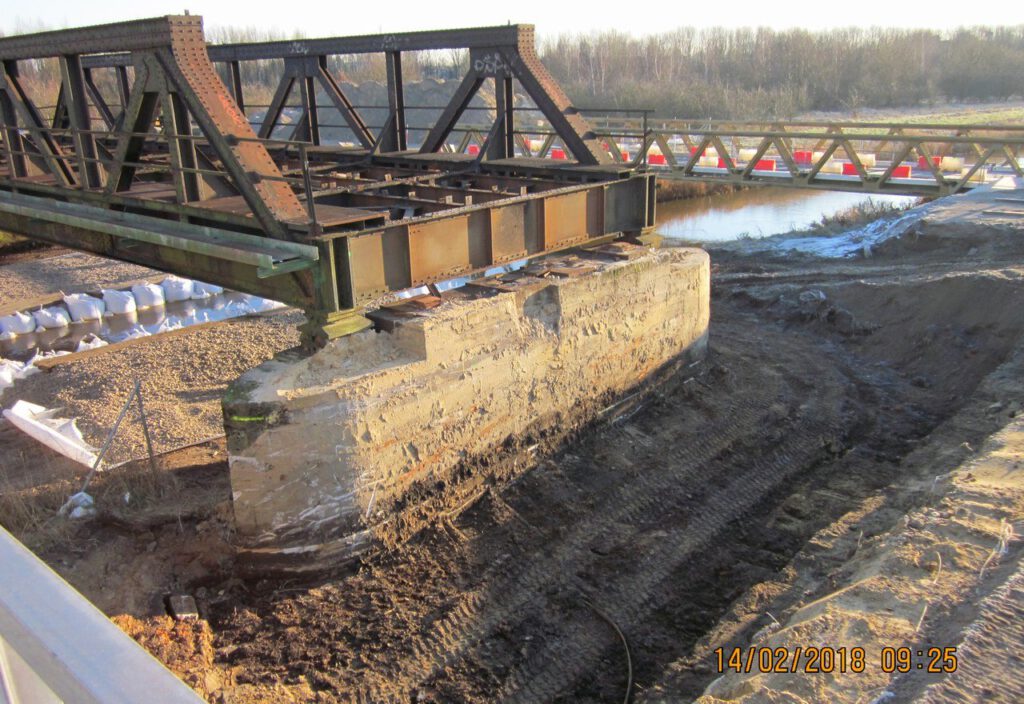 Ingenieure beim Bau der Brücke EÜ Ochtum, Bremen